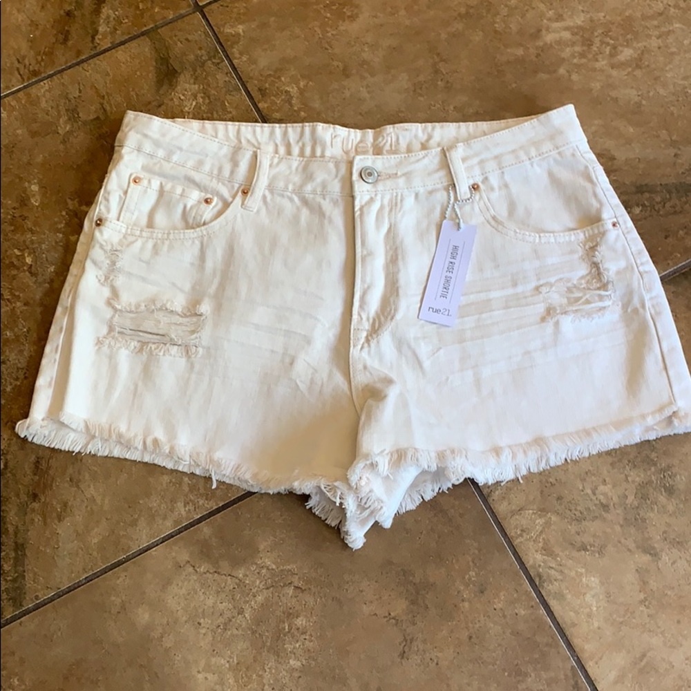 🔴- NWT High Rise Cream Distressed Jean Shorts sz 14